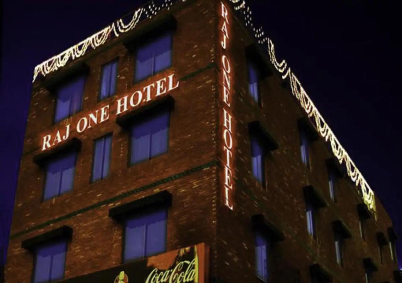 Rajone Hotel Faisalabad Extérieur photo