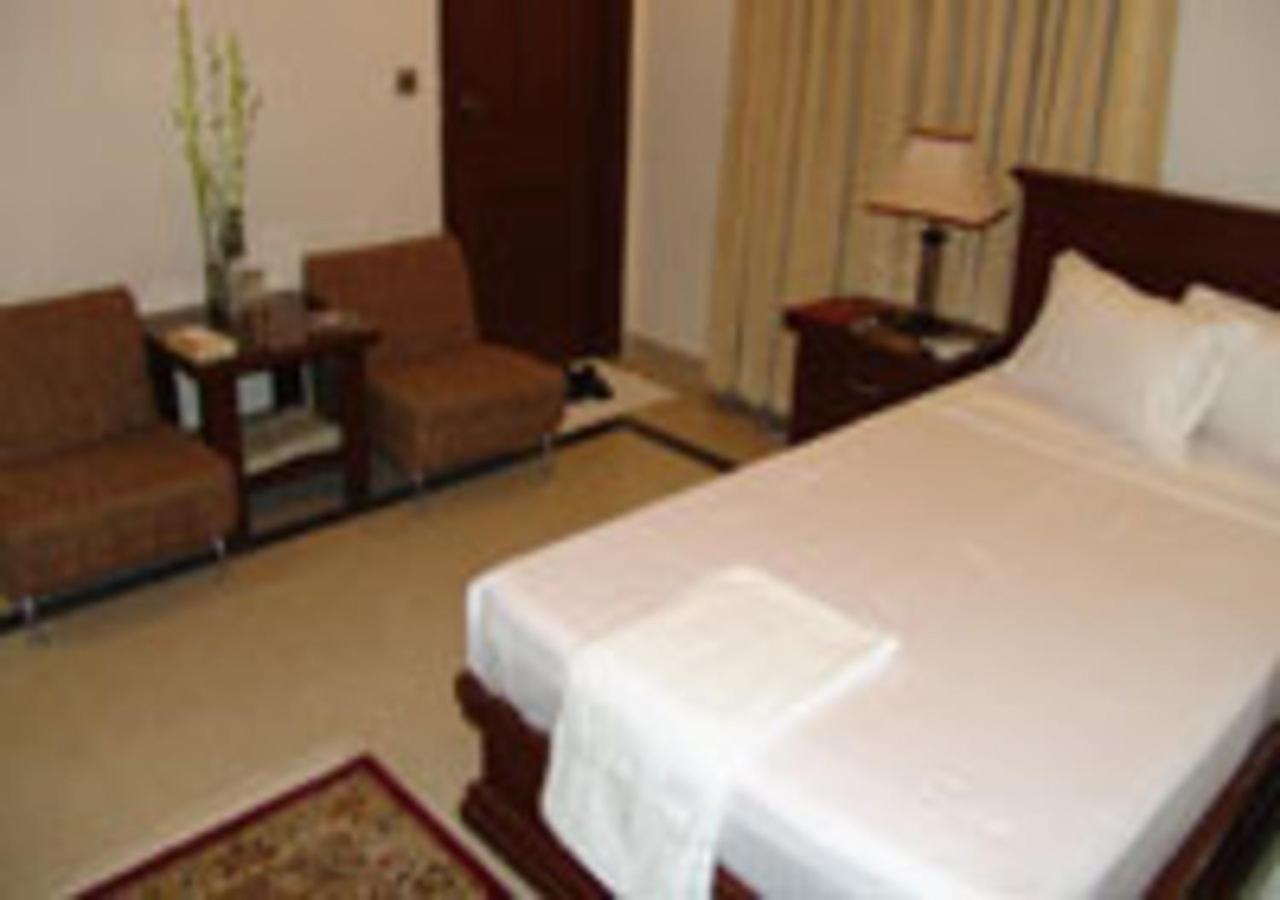 Rajone Hotel Faisalabad Extérieur photo