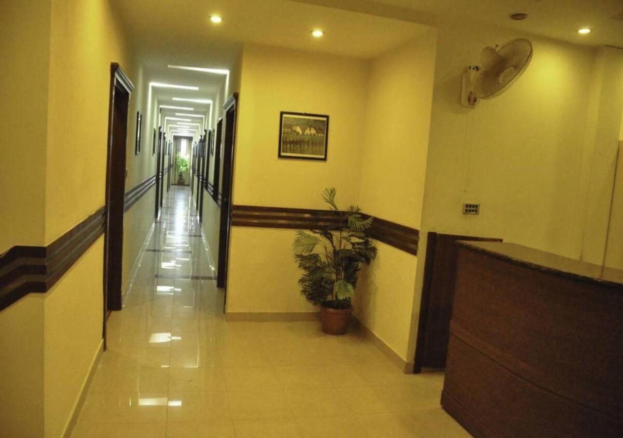 Rajone Hotel Faisalabad Extérieur photo